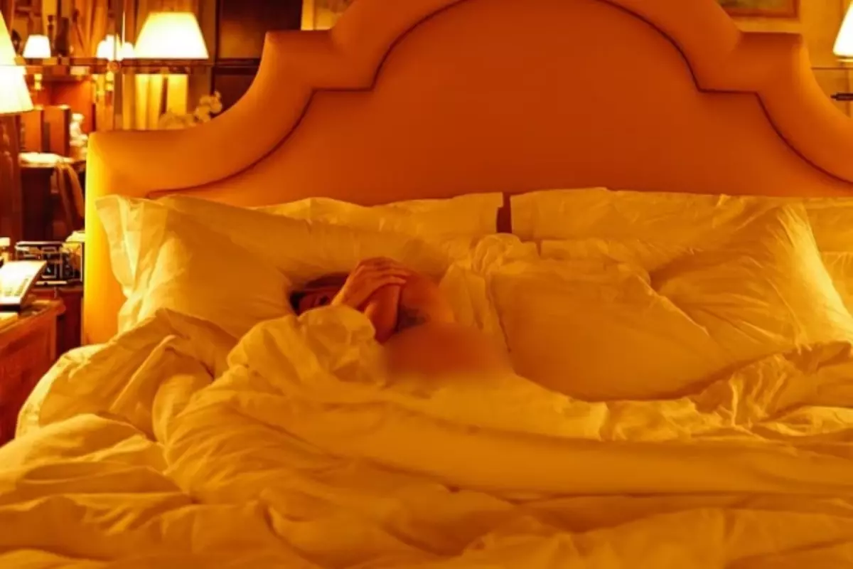 genc sevgilisi unlun sarkicinin yatakta cekilmis ciplak fotografini paylasti Eeg99AvO