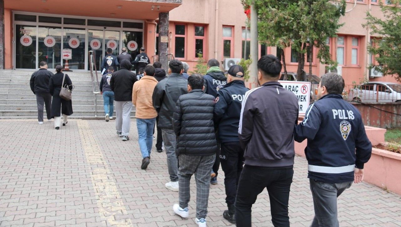 7 ilde siber dolandiricilik operasyonu 14 kisi tutuklandi hisyXZUd