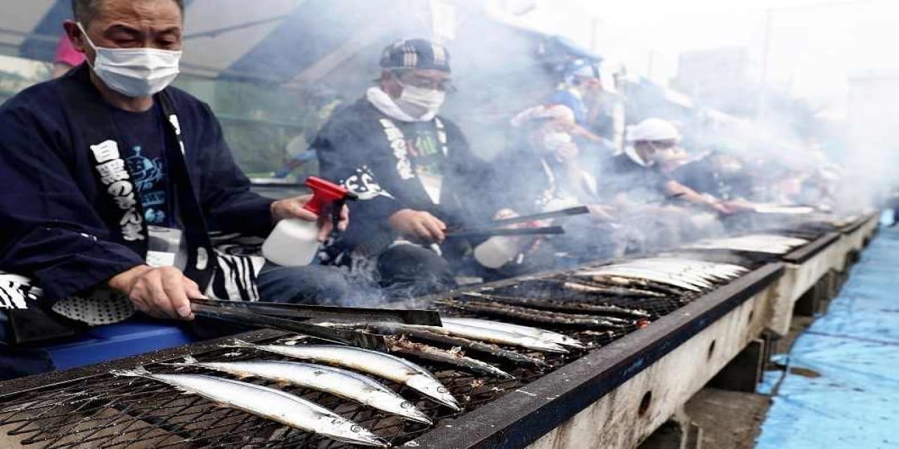 av iyi gecti balikcilar halka bedava dagitti TuynGG1W.jpg