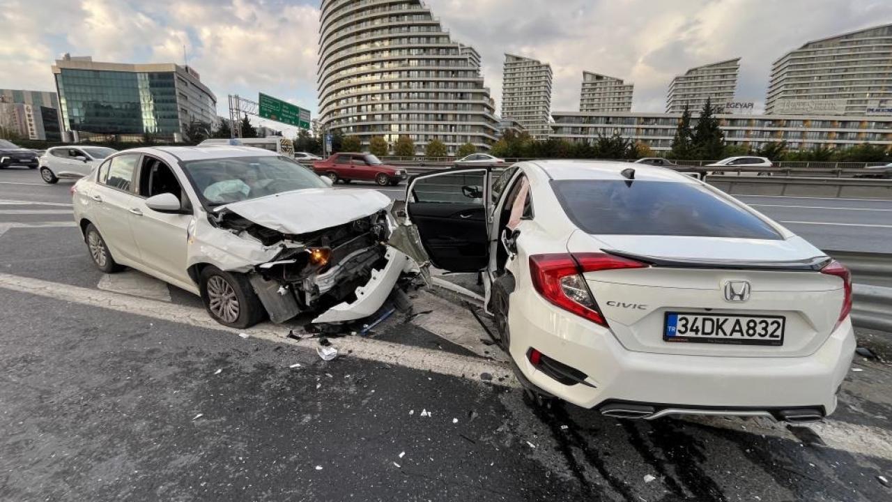 bagcilar tem otoyolunda kaza 4 yarali pwerY4UW