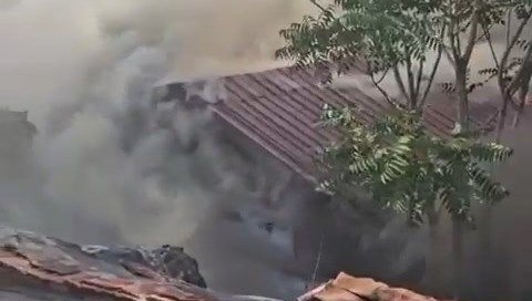 beyoglunda gecekondu alev alev yandi HakfHSOm