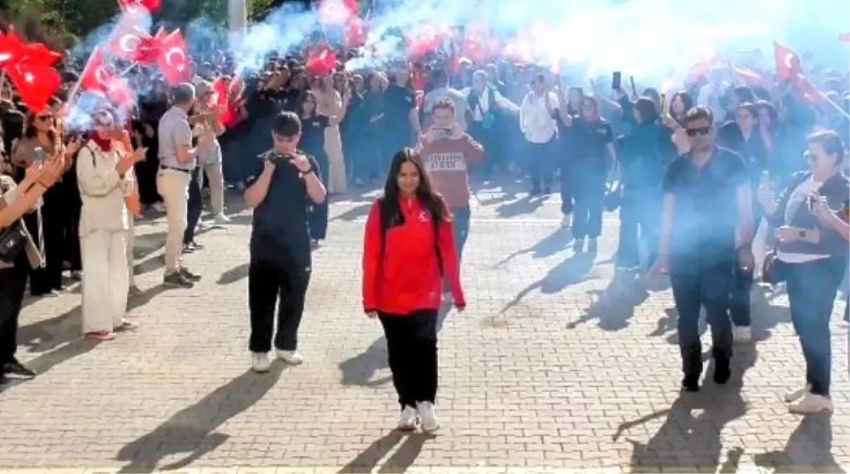 dunya genc kizlar dart sampiyonu aysegul karagoz okulunda coskuyla karsilandi Te3VXshG