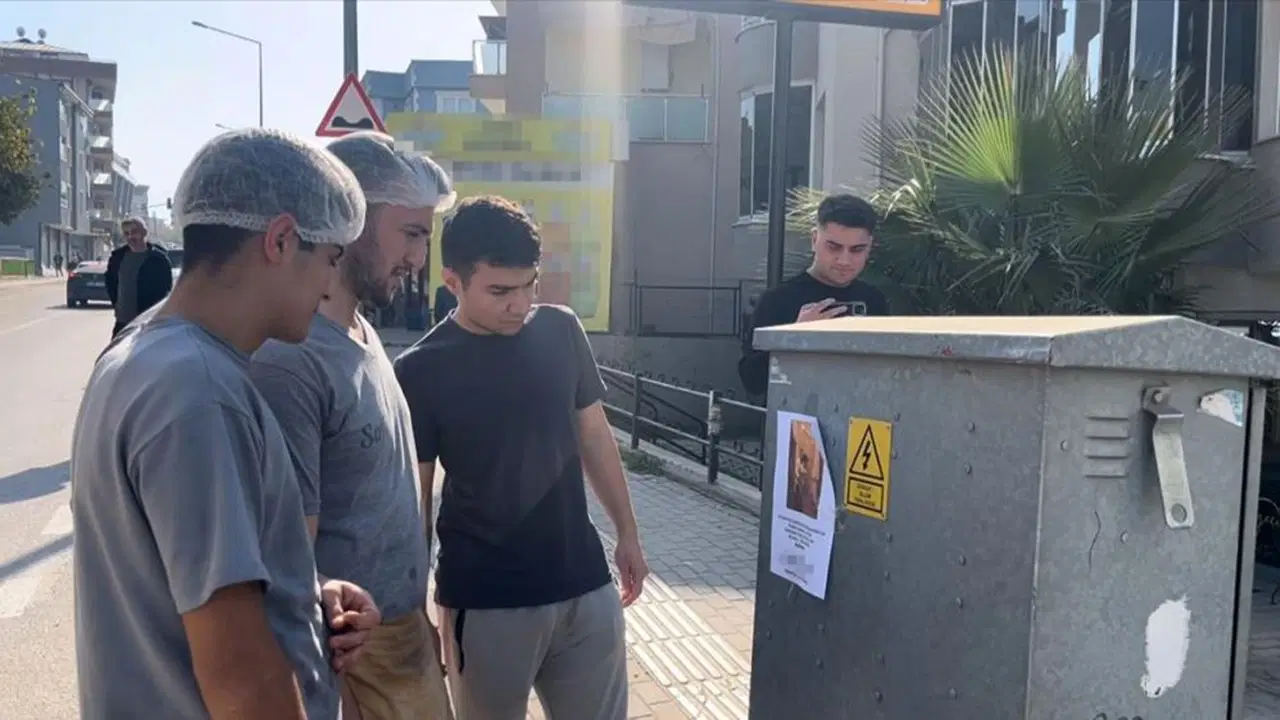 bursada kizlarinizi bu adamdan uzak tutun yazili afisler ortaligi karistirdi ycfJKkt1.jpg