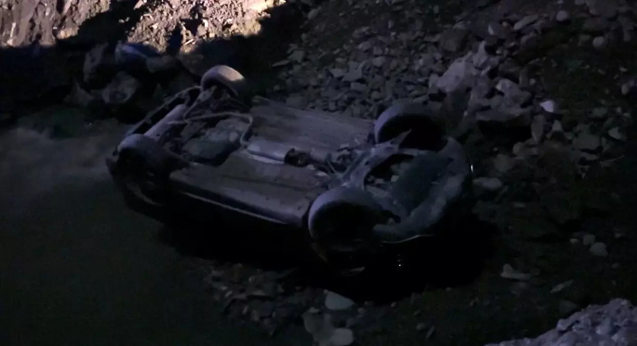 hakkaride kontrolden cikan otomobil dereye uctu 2 yarali 2G2718wv.jpg