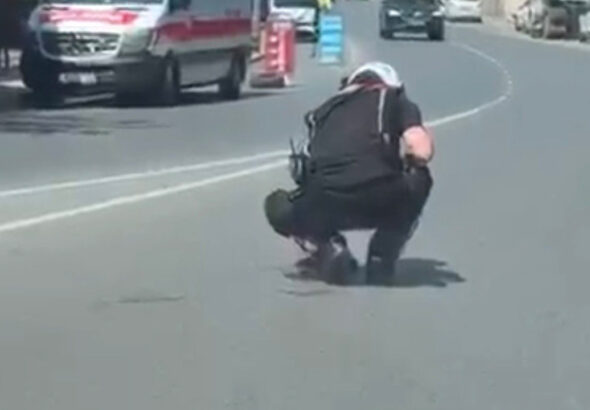 izmirde-trafik-bir-anda-durdu-herkes-ne-oldugunu-merak-etti-polislerin-o-hareketi-alkis-jcL8NVjl